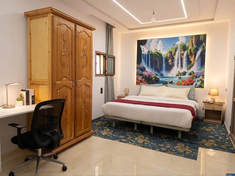 Staff, Massage, Balcony/Terrace, Photo of the whole room, Decorative detail, Bedroom, River view, Family, furniture, locker