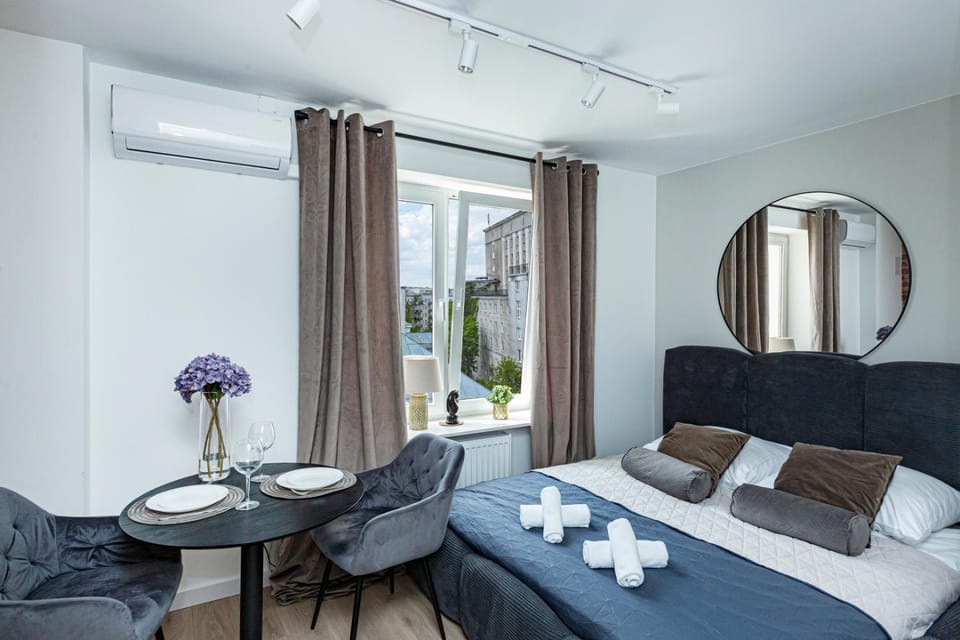 Bed, Photo of the whole room, Seating area, Bedroom, towels, air conditioner