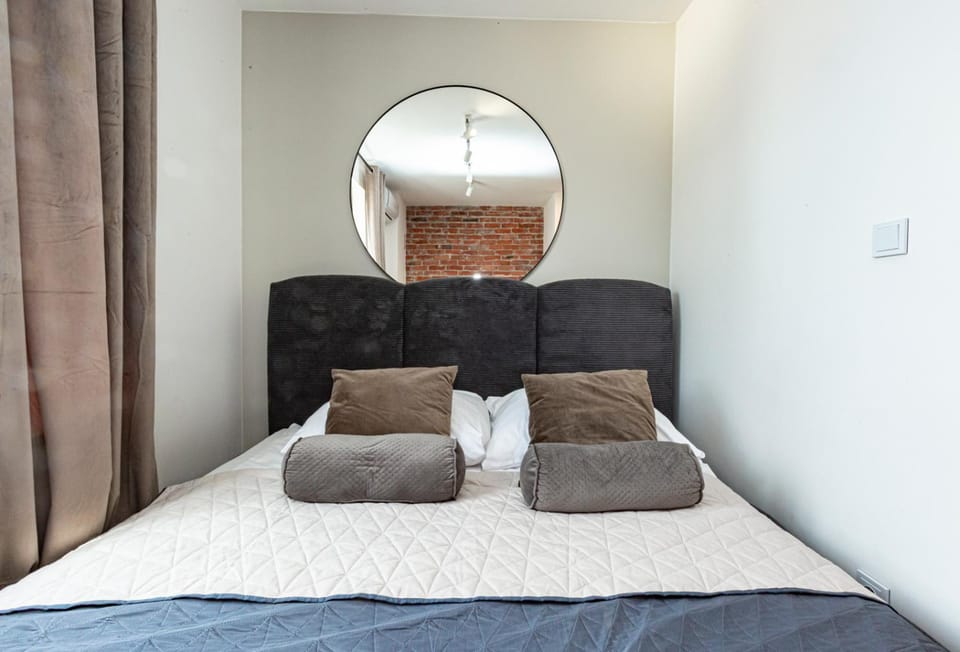 Bed, Seating area, Bedroom