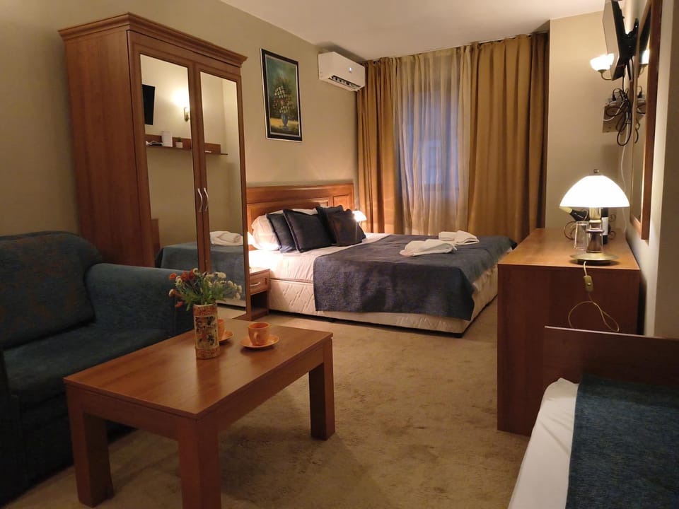 Bed, TV and multimedia, Photo of the whole room, Seating area, Bedroom, air conditioner