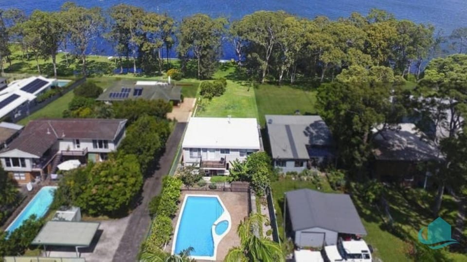 Property building, Day, Bird's eye view, Lake view, Pool view, Swimming pool