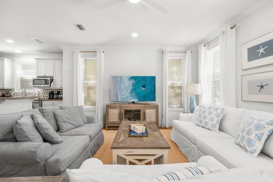 TV and multimedia, Living room, Decorative detail, Seating area