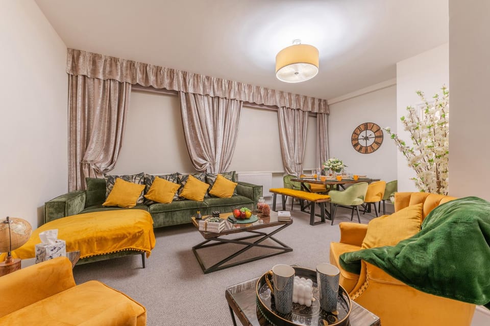 TV and multimedia, Living room, Decorative detail, Seating area, Dining area