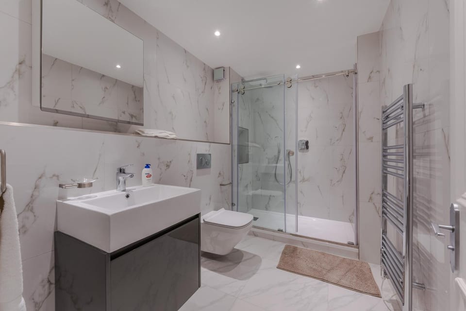 Shower, Toilet, Bathroom, towels