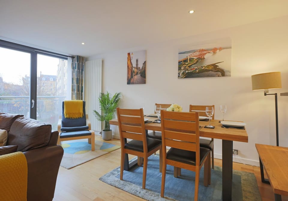 TV and multimedia, View (from property/room), Living room, Decorative detail, Seating area, Dining area