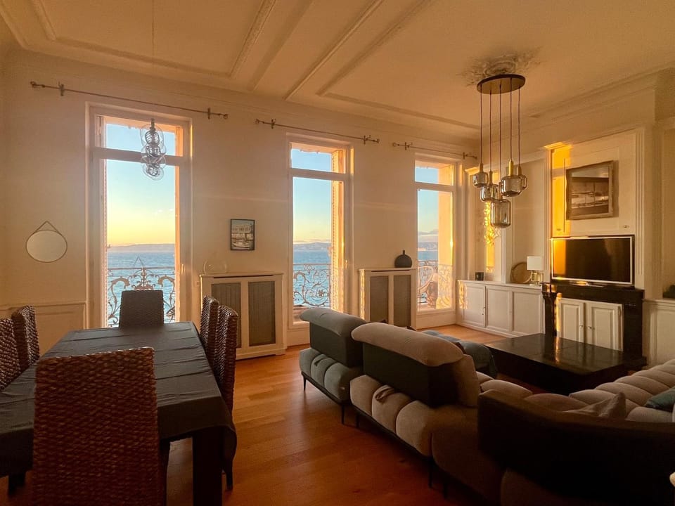 Appartement sur la Corniche Kennedy face à la mer Apartment in Marseille