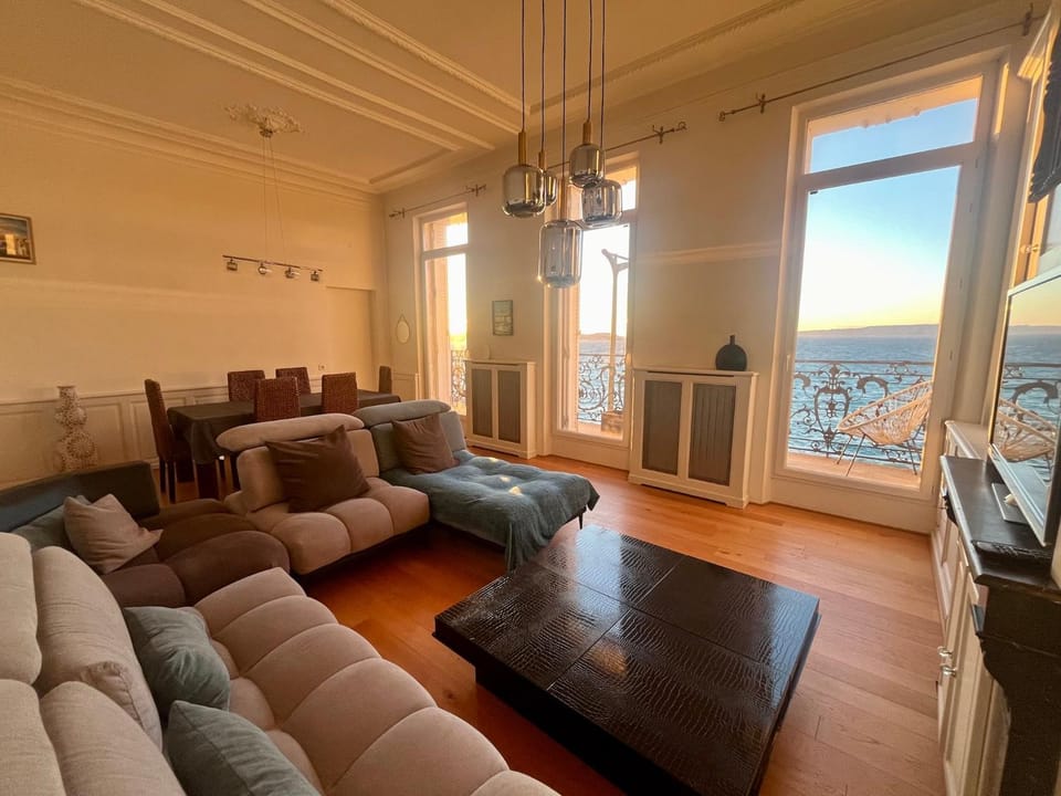 Appartement sur la Corniche Kennedy face à la mer Apartment in Marseille