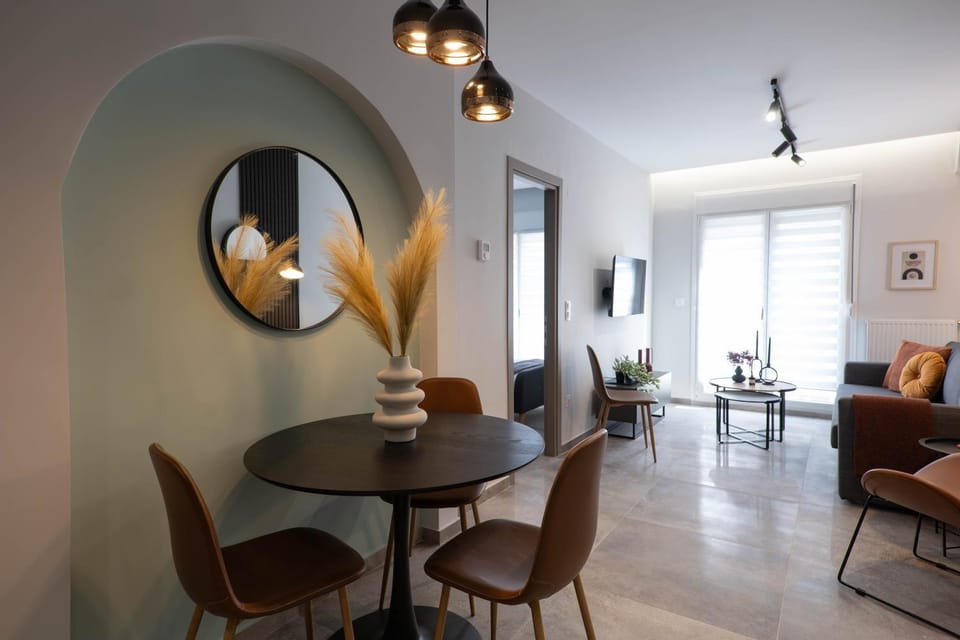 TV and multimedia, Living room, Seating area, Dining area