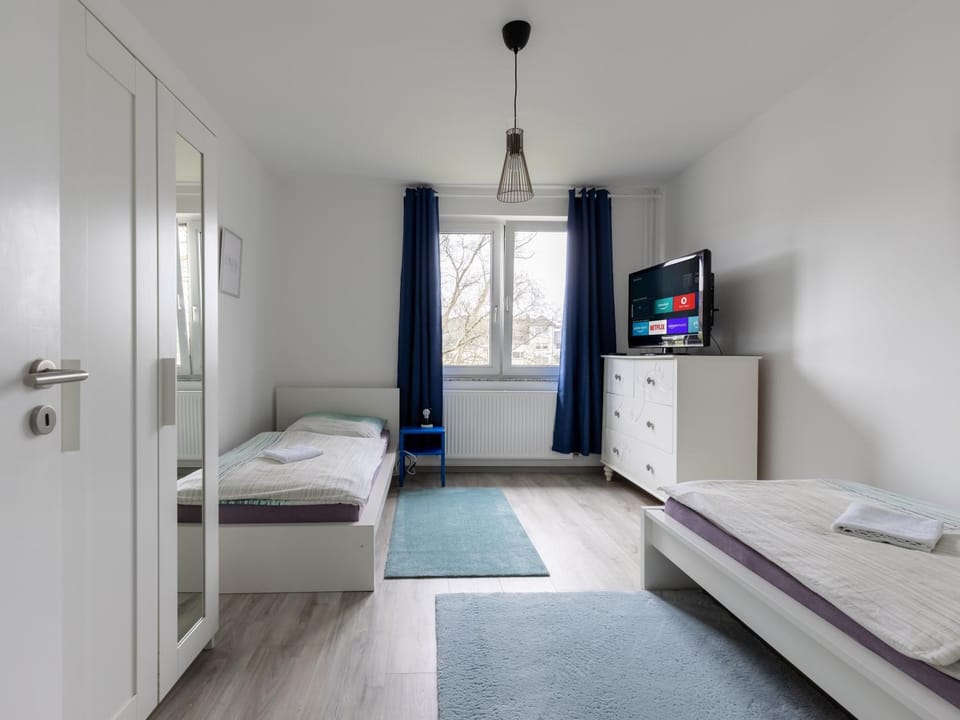 Bed, TV and multimedia, Photo of the whole room, Bedroom, towels