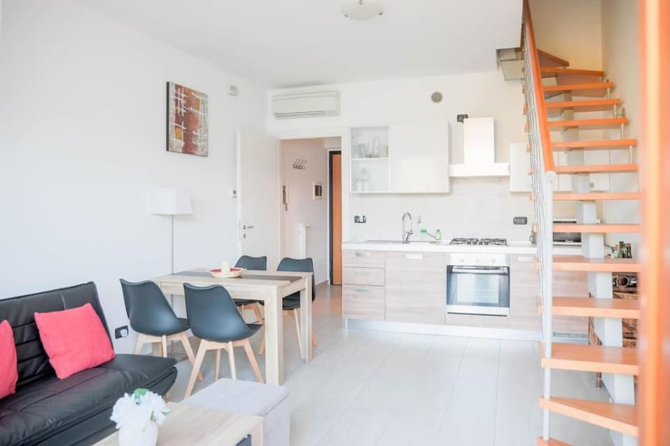 Kitchen or kitchenette, Living room, Seating area, Dining area, minibar, pet friendly, stove, air conditioner