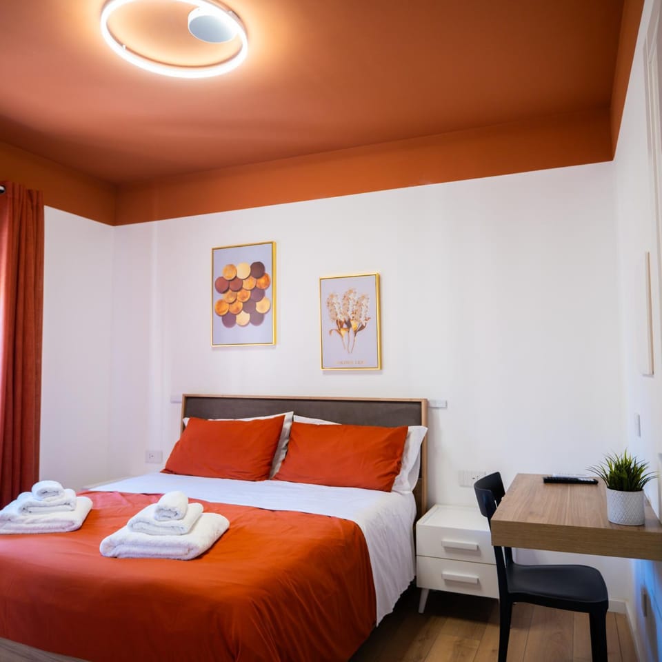Bed, Photo of the whole room, Bedroom, towels