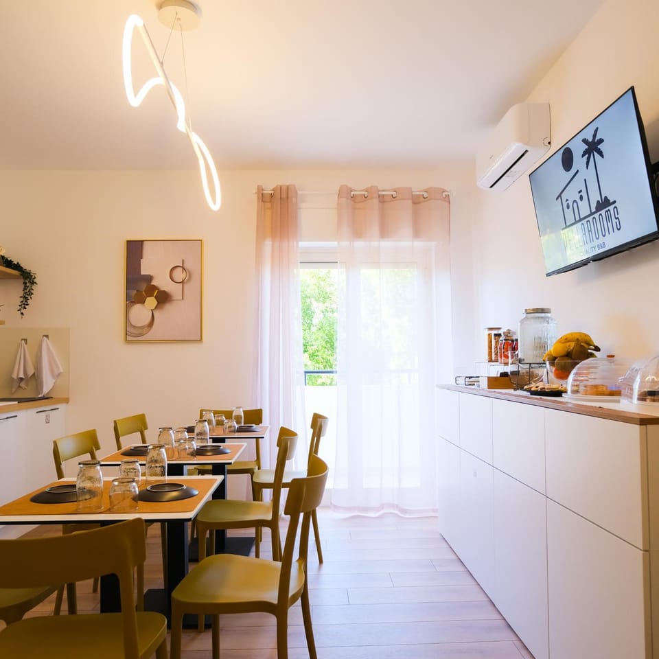 TV and multimedia, Coffee/tea facilities, Kitchen or kitchenette, Food and drinks, Dining area, Food, minibar, Internal: Not applicable to any particular room