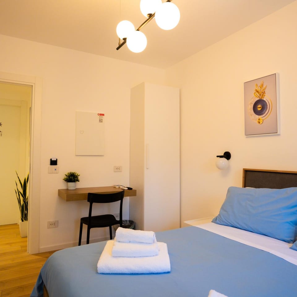 Bed, Photo of the whole room, Bedroom, towels