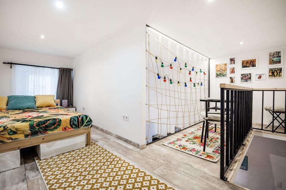 Bed, Dining area