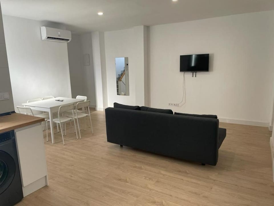 Communal lounge/ TV room, TV and multimedia, Living room, Seating area, Dining area, air conditioner