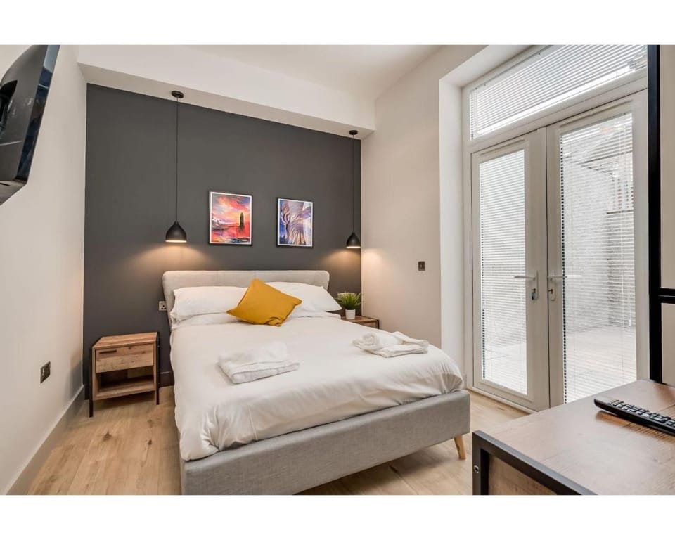 Bed, TV and multimedia, Photo of the whole room, Bedroom, towels, wardrobe