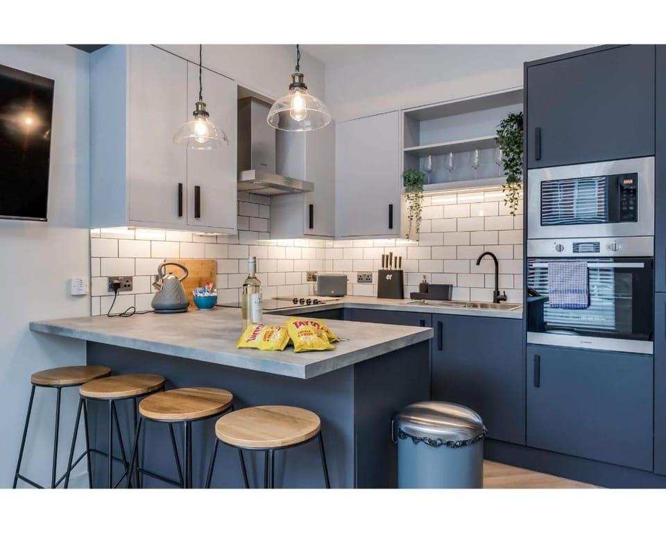 Kitchen or kitchenette, Food and drinks, Food, oven, stove, toaster