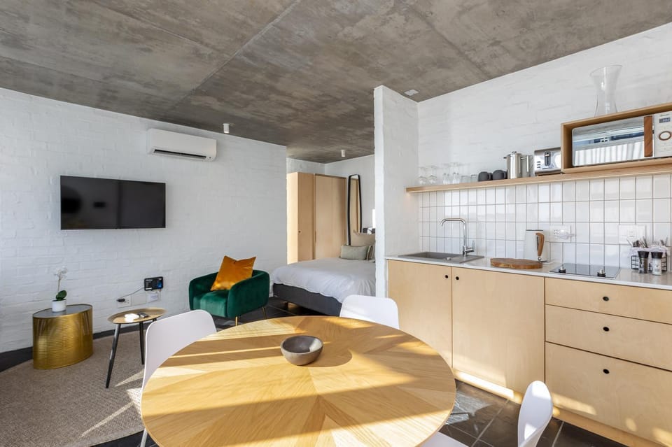 Coffee/tea facilities, Kitchen or kitchenette, Living room, Dining area, oven, air conditioner