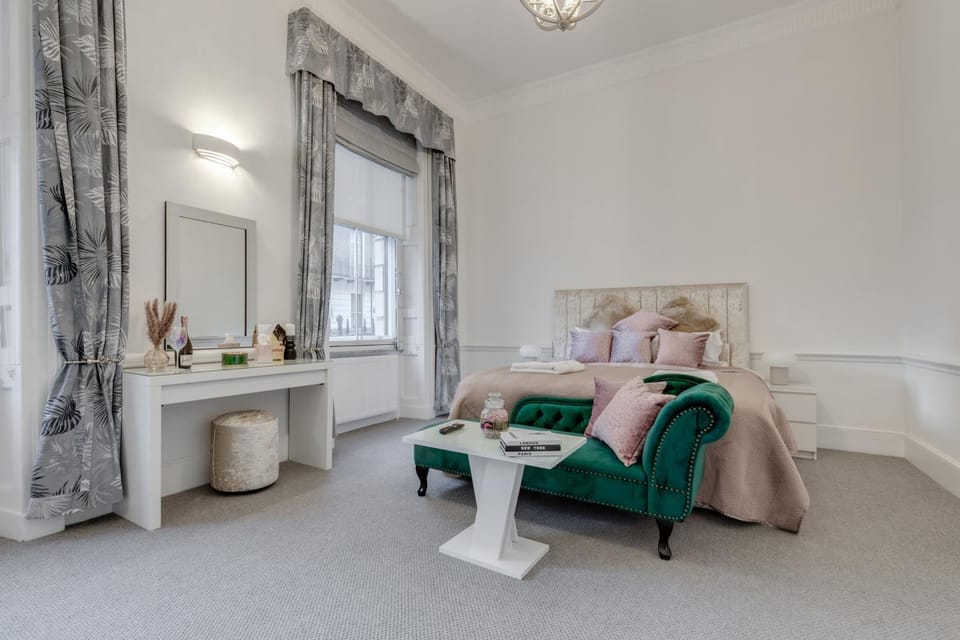 Bed, Seating area, Bedroom