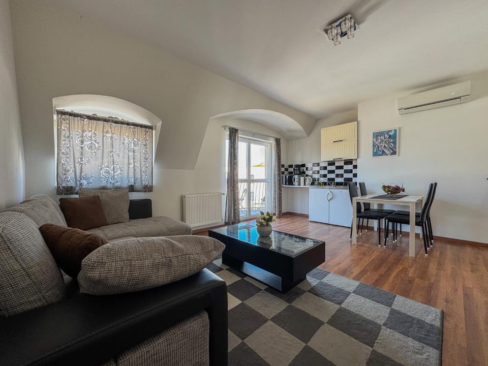 Kitchen or kitchenette, Living room, Seating area, Dining area, air conditioner