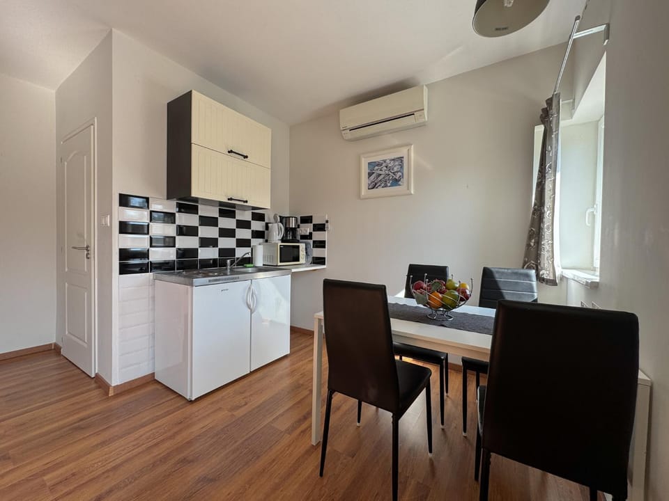 Kitchen or kitchenette, Dining area, stove, air conditioner