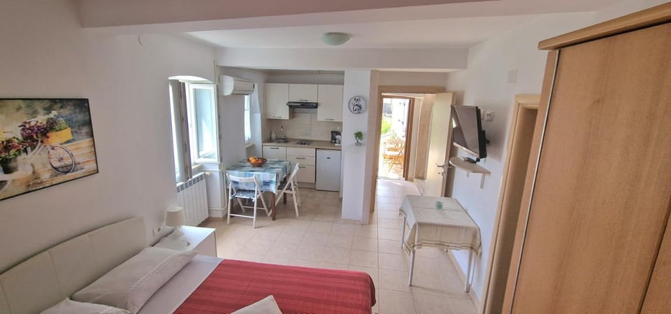 TV and multimedia, Kitchen or kitchenette, Living room, Seating area, Dining area