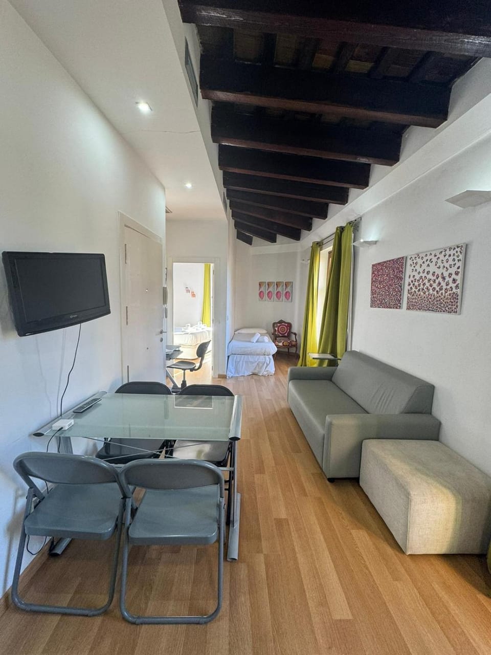 TV and multimedia, Living room, Seating area, Dining area