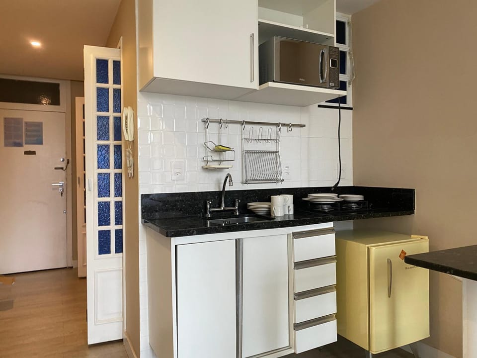Kitchen or kitchenette, minibar, stove