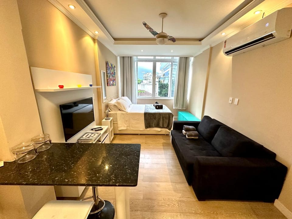 Communal lounge/ TV room, TV and multimedia, Dining area, air conditioner
