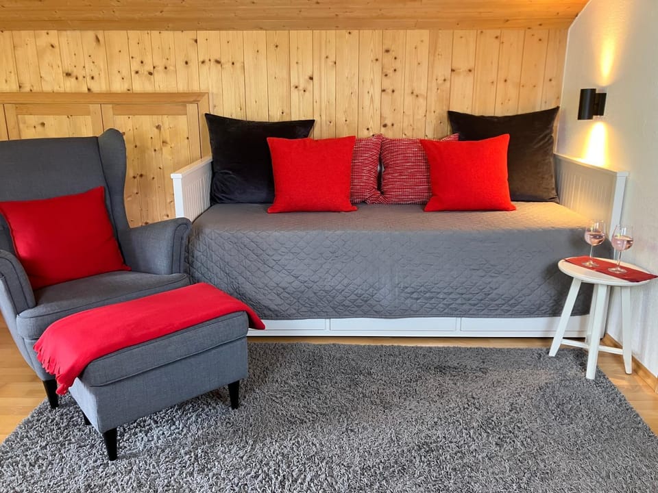 Bed, Living room, Photo of the whole room, Seating area
