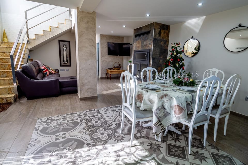TV and multimedia, Kitchen or kitchenette, Living room, Dining area
