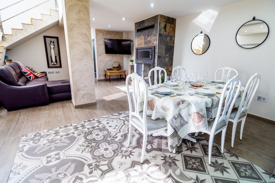 TV and multimedia, Kitchen or kitchenette, Living room, Dining area