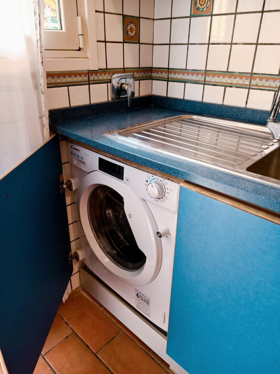 Kitchen or kitchenette, washing machine