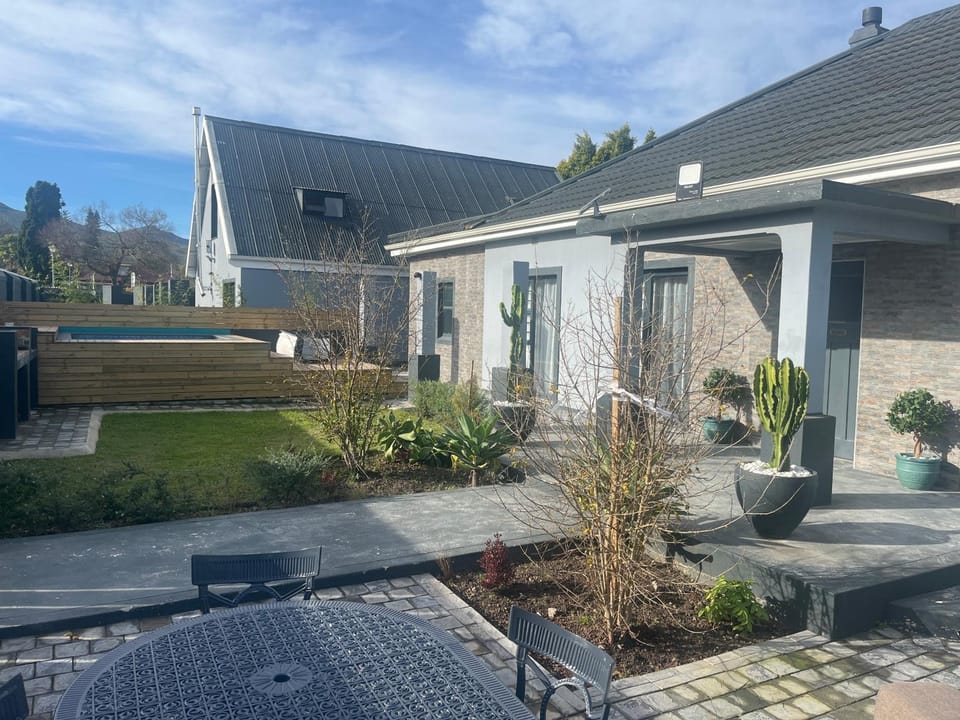 Property building, Patio, Spring, Day, Garden, Garden view