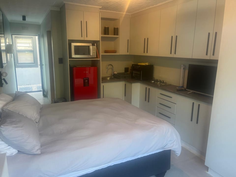 Bed, Kitchen or kitchenette, Photo of the whole room, Bedroom, minibar, pet friendly, stove