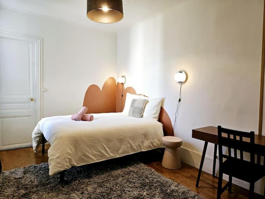 Bed, Seating area, Bedroom