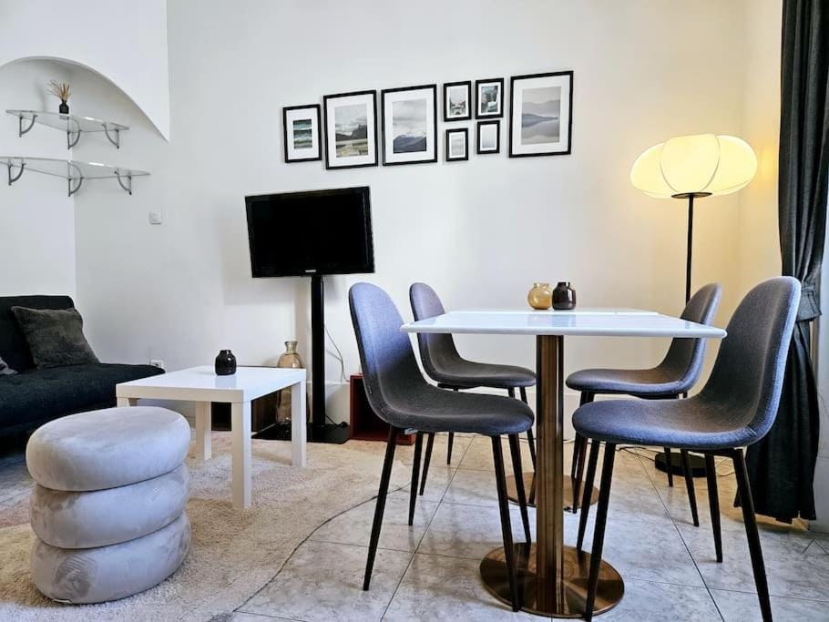 TV and multimedia, Living room, Dining area