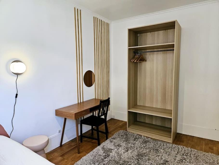 Photo of the whole room, Bedroom, wardrobe