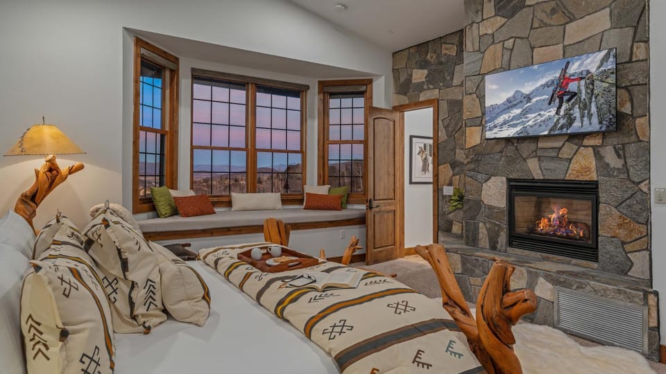 Bed, TV and multimedia, View (from property/room), Bedroom, fireplace