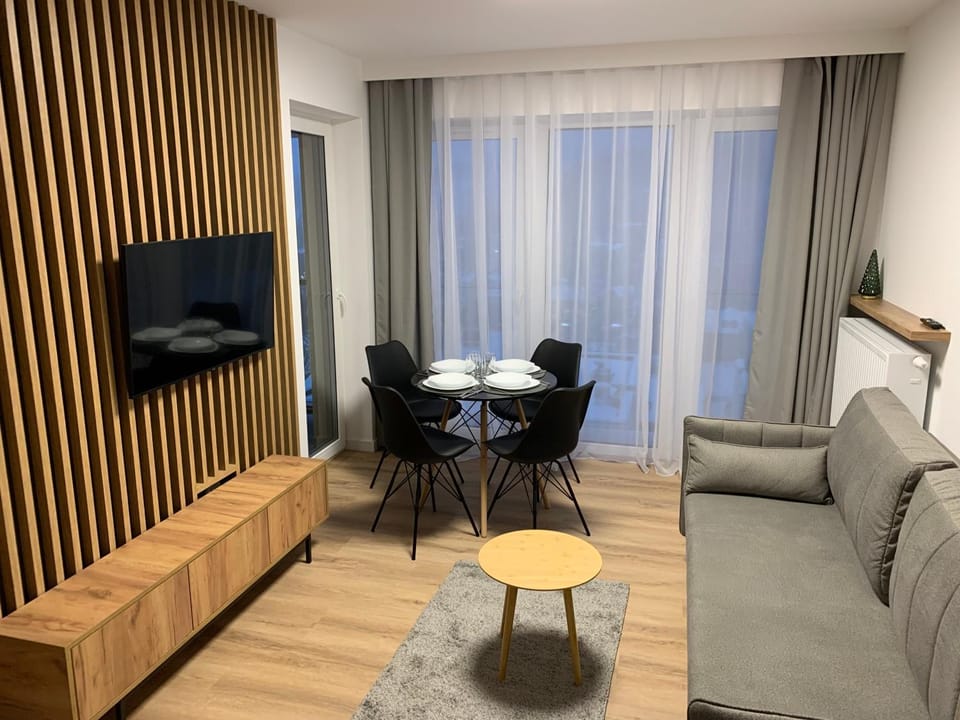 TV and multimedia, Living room, Seating area, Evening entertainment