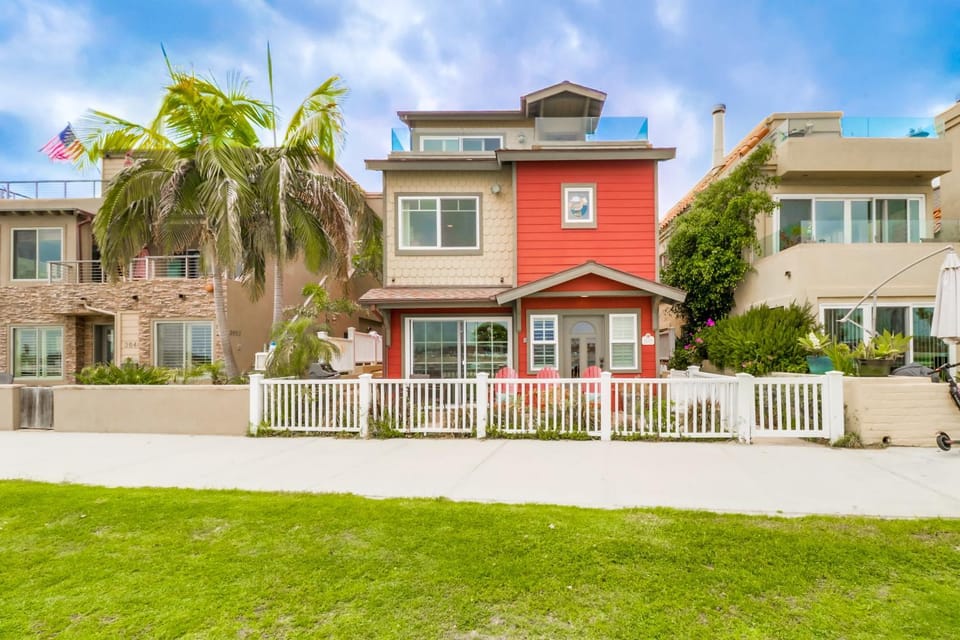 Bayfront Dream - Bay Views, Rooftop Patio, & Garage! House in Mission Beach