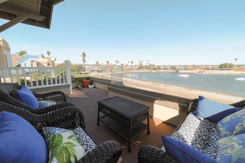 Bayfront Dream - Bay Views, Rooftop Patio, & Garage! House in Mission Beach