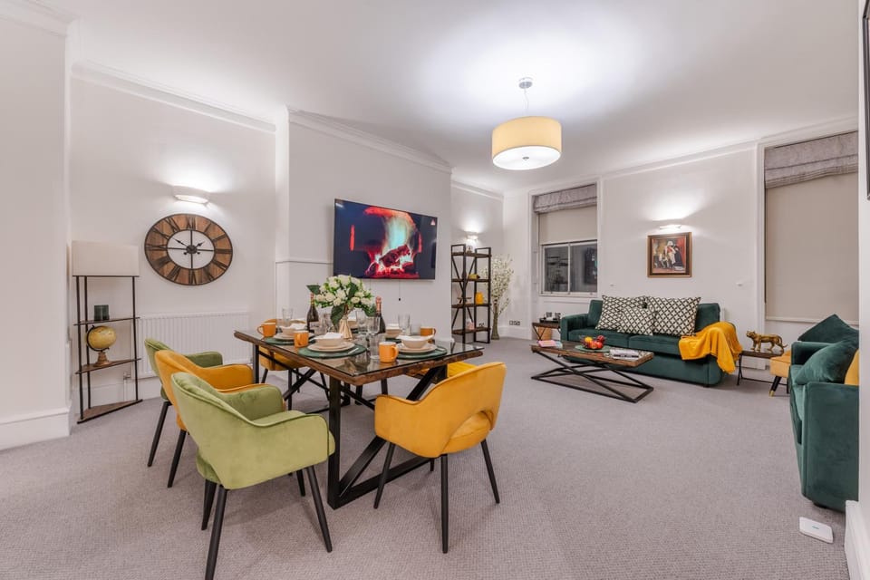 Communal lounge/ TV room, TV and multimedia, Living room, Seating area, Dining area, Evening entertainment