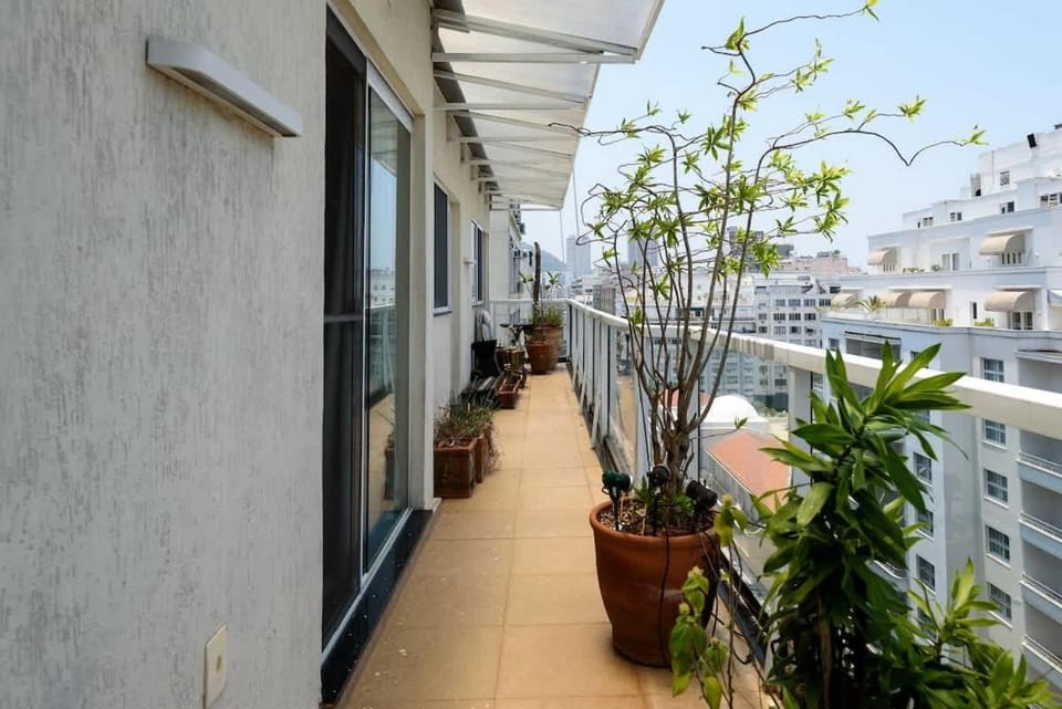 Varanda vista mar Copacabana Apartment in Rio de Janeiro