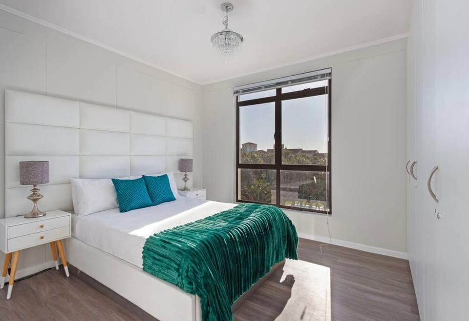 Resort Style Penthouse - BackUp Power Apartment in Cape Town