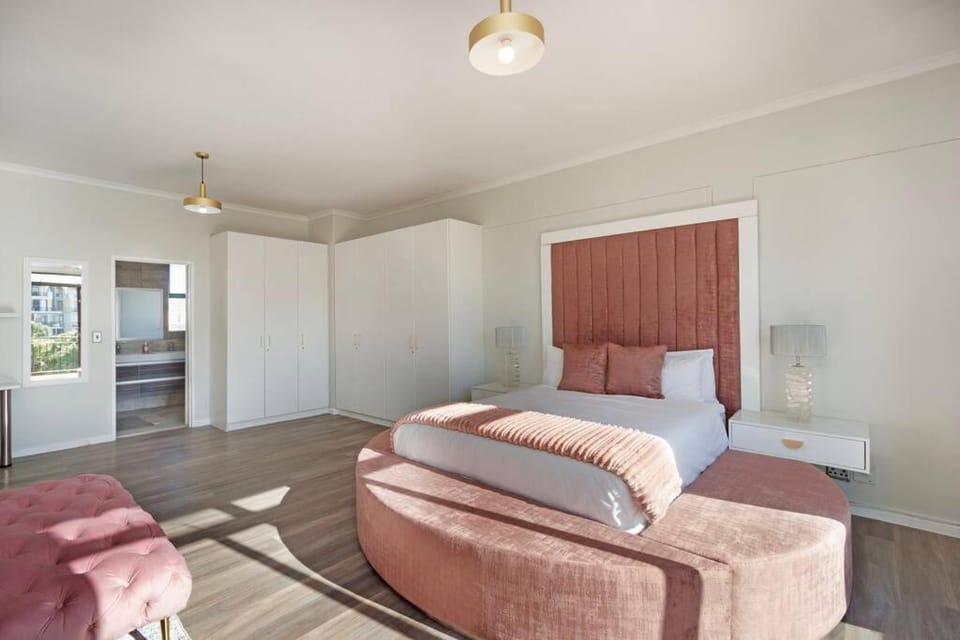 Resort Style Penthouse - BackUp Power Apartment in Cape Town