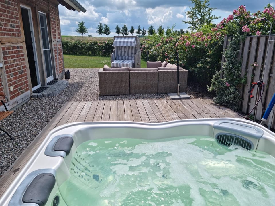 Garden, Hot Tub, Balcony/Terrace