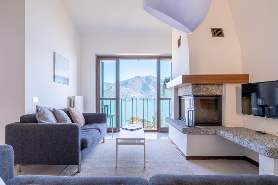 Communal lounge/ TV room, Natural landscape, TV and multimedia, Living room, Seating area, Evening entertainment, Mountain view