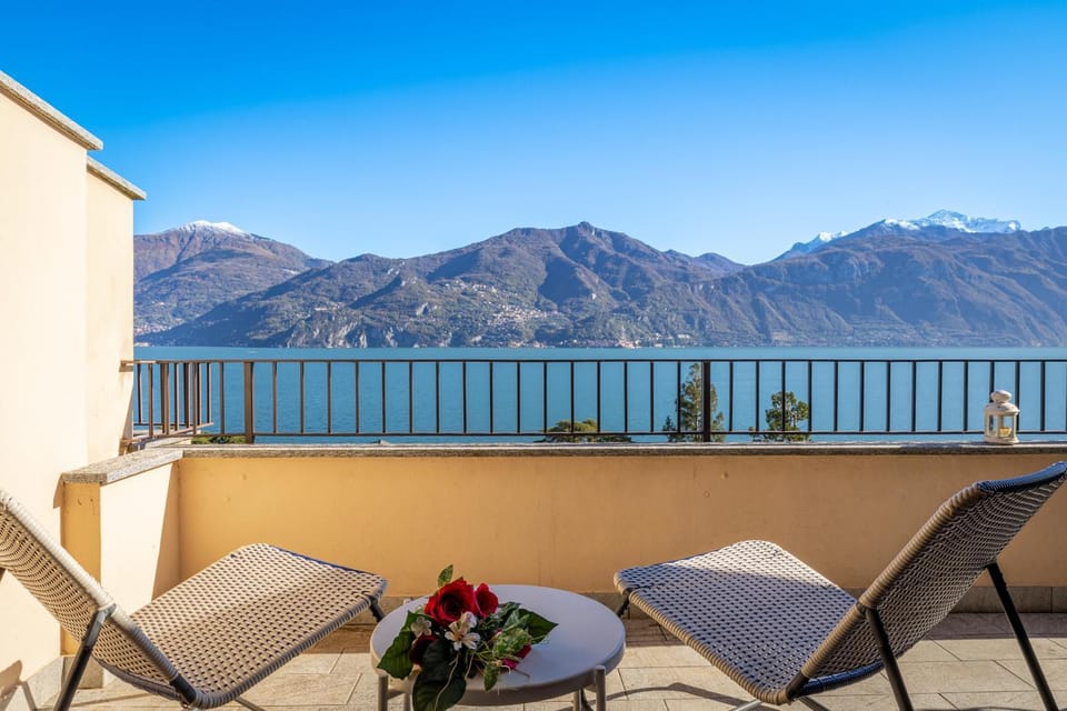 Day, Natural landscape, Balcony/Terrace, Dining area, Lake view, Mountain view