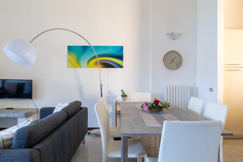 TV and multimedia, Living room, Seating area, Dining area